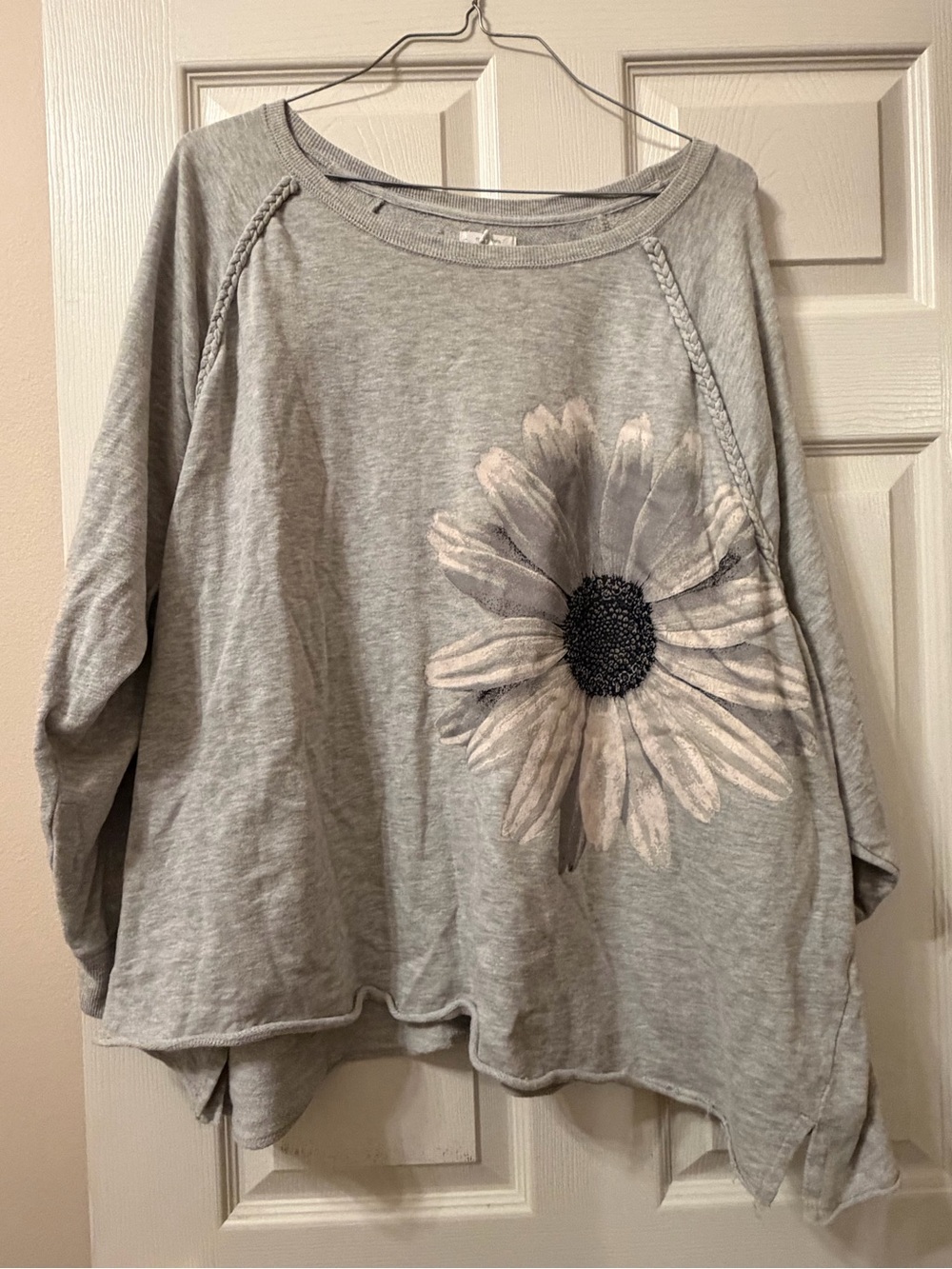 Maurices Light Gray Floral Daisy Pullover Sweatshirt